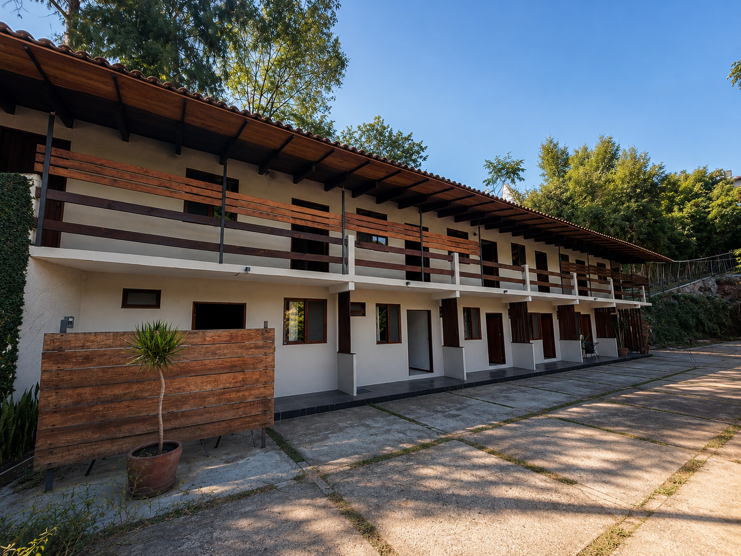 Fachada frontal Mesón de Valle Hotel — cielo azul