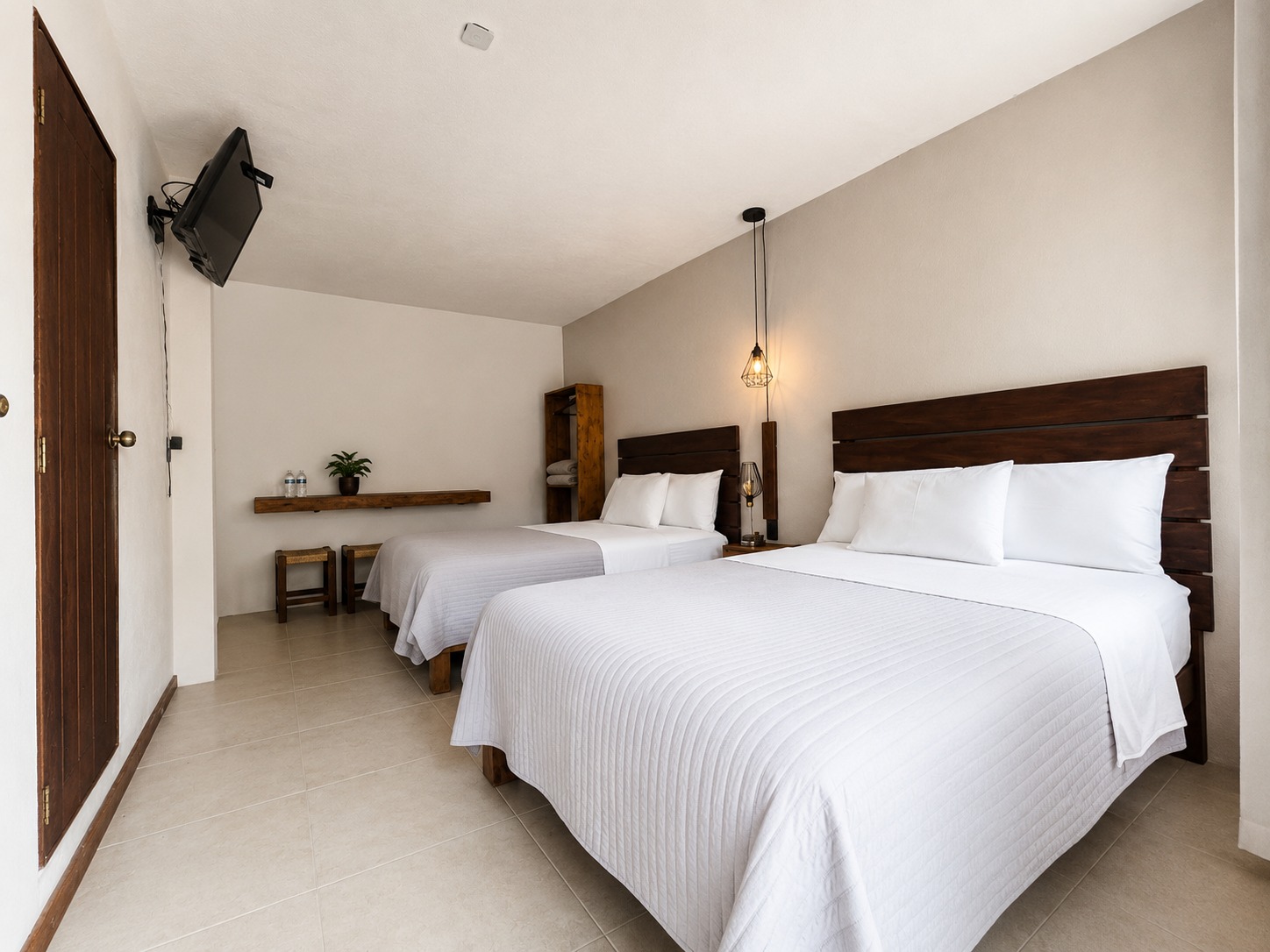 Cama con ropa blanca y confort